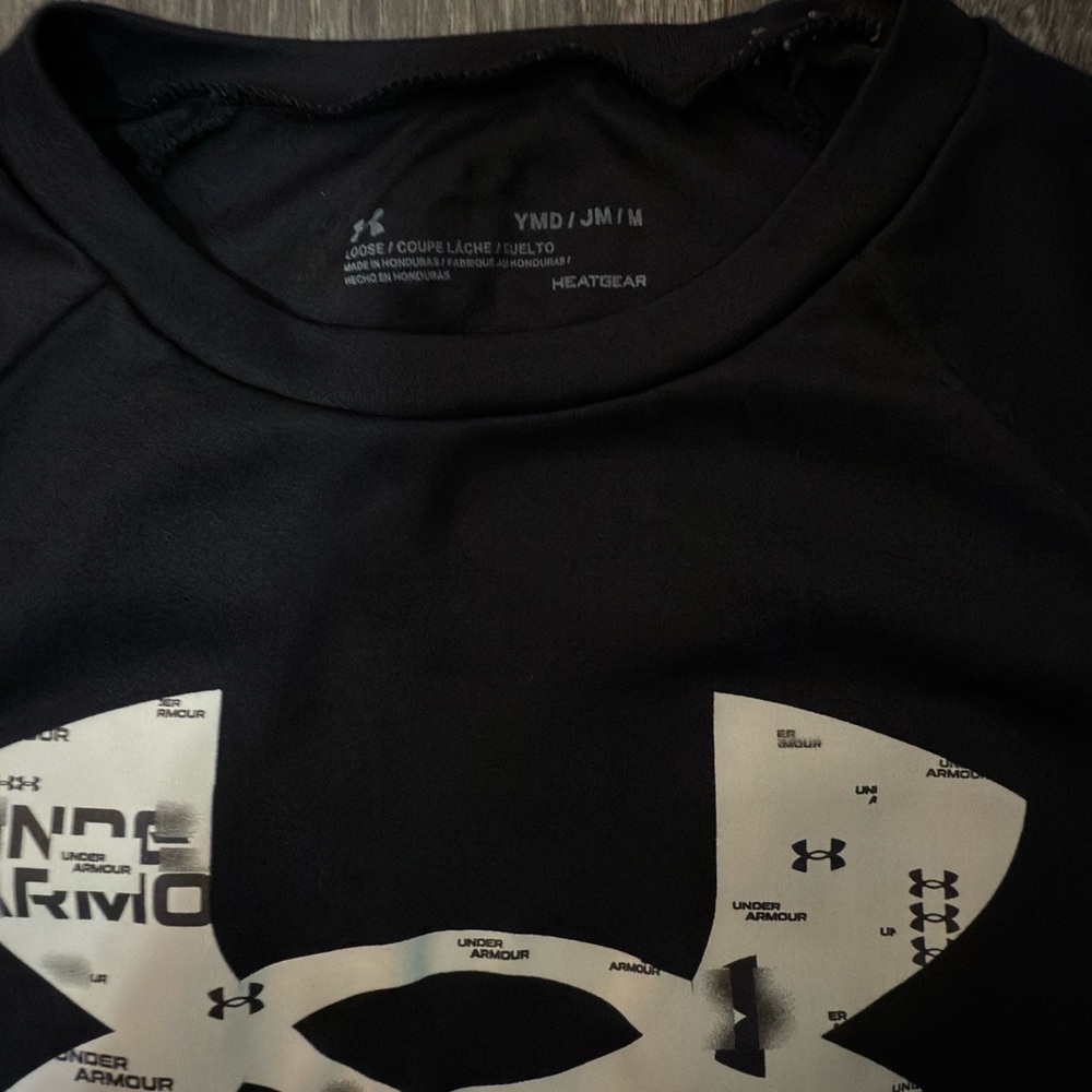 Boys medium under armour long sleeve tee